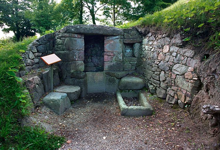 La Hougue Bie  - wellhead